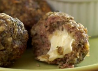 ხორცის ძალიან წვიანი და არომატული ბურთები უგემრიელესი შიგთავსით. ჩემი შვილების საყვარელი კერძი