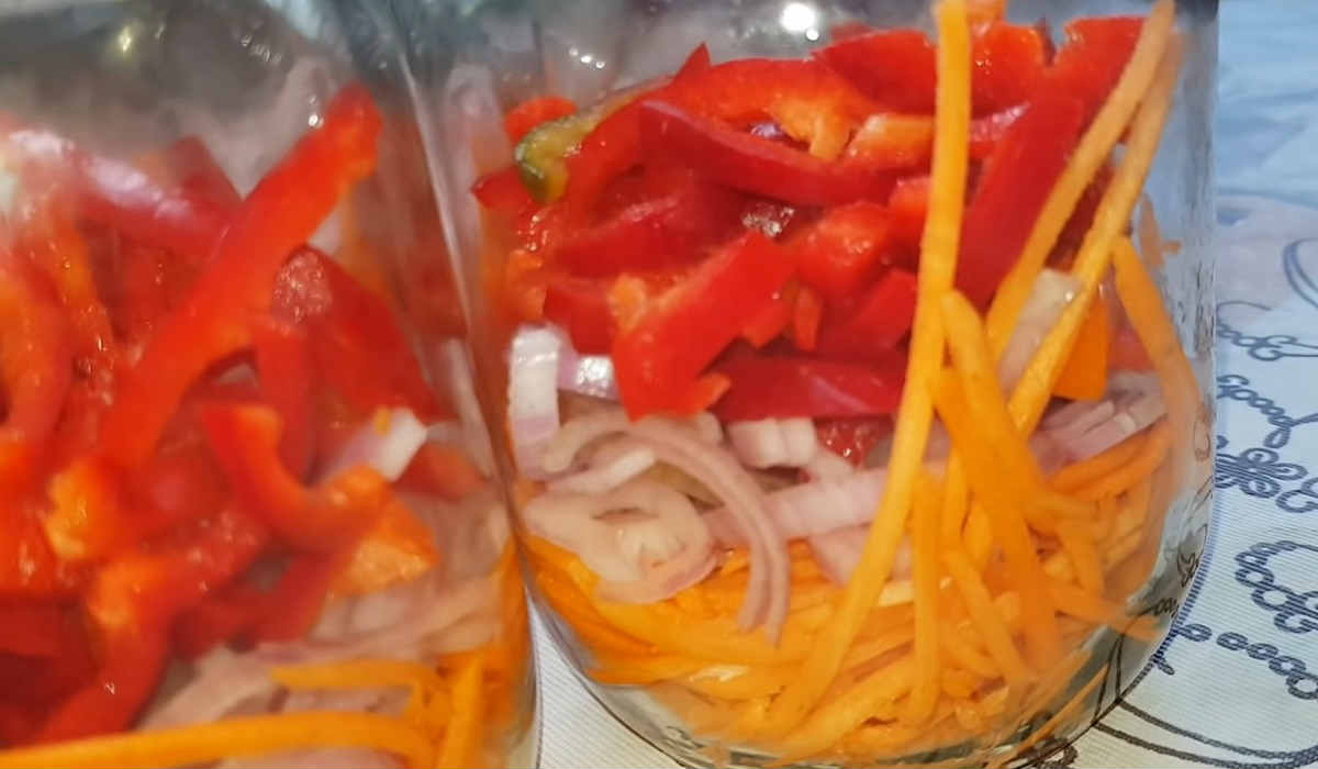 Салат кубанский с огурцами и помидорами